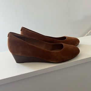 Clarks size 8 camel suede leather wedges. EUC.